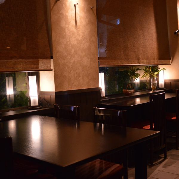 新たに設置したテーブル席は4名席をひとつ、1名席をふたつご用意しました。1名席は向かい合わせて2名でもご利用可能です。よりプライベートな空間でゆったり過ごすひととき。素朴な雰囲気の落ち着いた空間でお食事をお楽しみ頂けます。