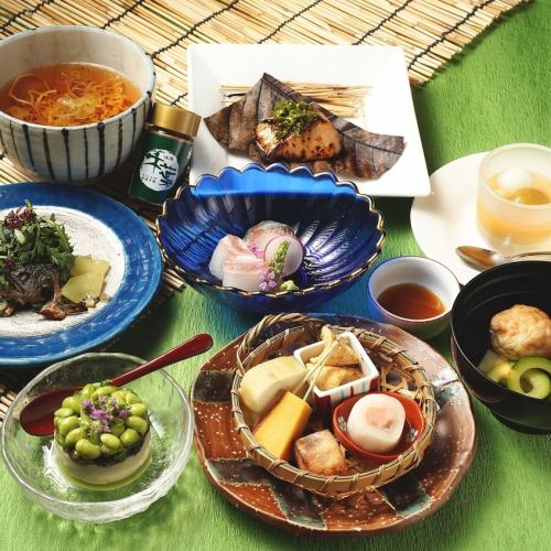 来“Ajian Konoha”餐厅，尽情享受创意十足的日本料理吧！这家餐厅以其独特的风味而自豪！