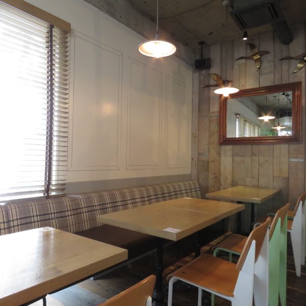 If you connect the desks, you can accommodate a large number of people !! We recommend you to make a reservation in advance.