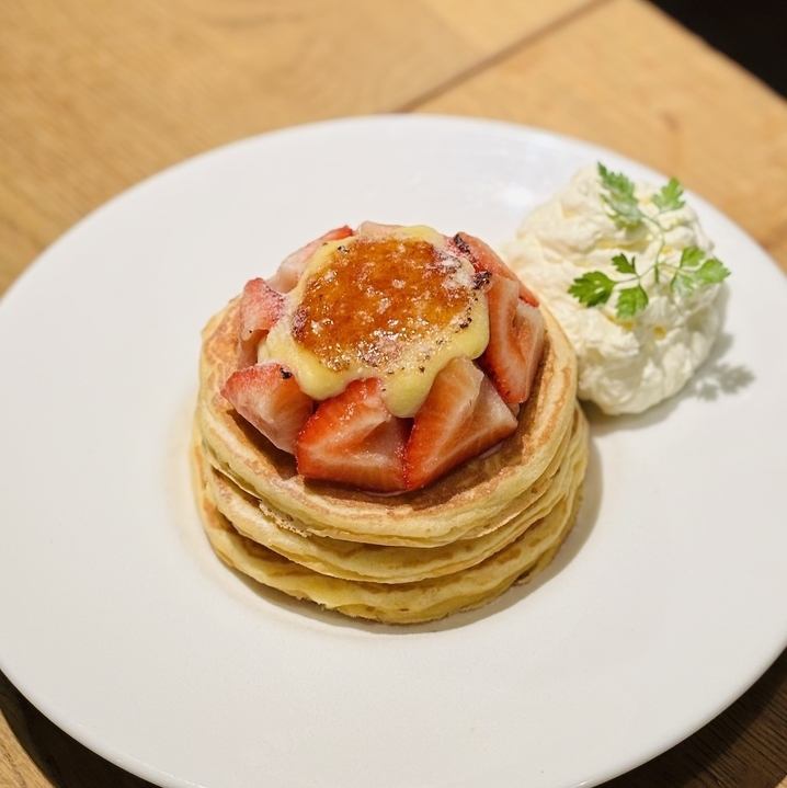 【期間限定】イチゴとマスカルポーネのブリュレパンケーキ