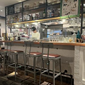 There are four counter seats available.Feel free to come alone! Please come and visit us!