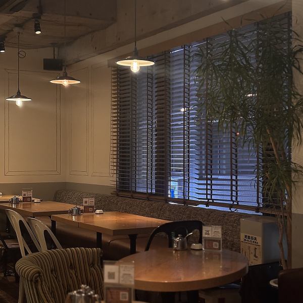 夕方以降は、静かで落ち着いた雰囲気に。おひとり様でも、自分の時間をゆったりと過ごせる空間です。