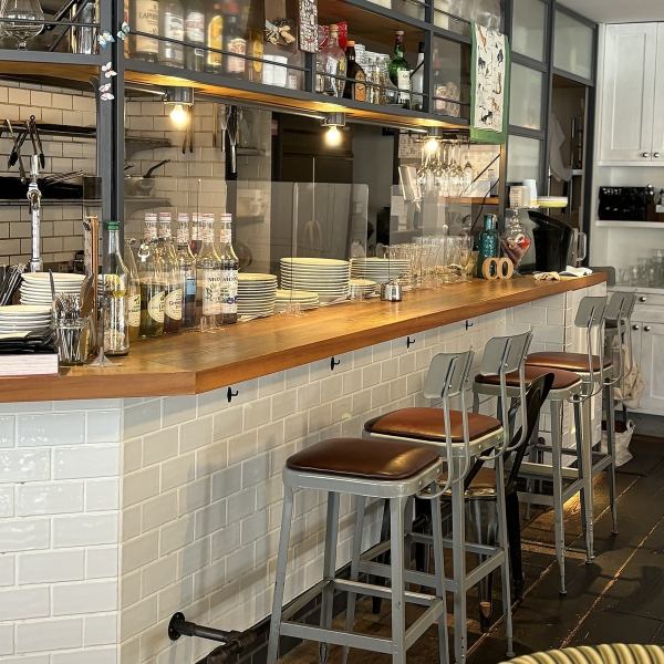 カウンター席もご用意しております。おひとり様でもお気軽にご利用いただけるお席で、オープンキッチンならではの臨場感もお楽しみいただけます♪