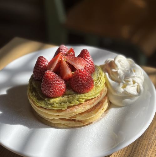 濃厚ピスタチオクリームと完熟イチゴのパンケーキ