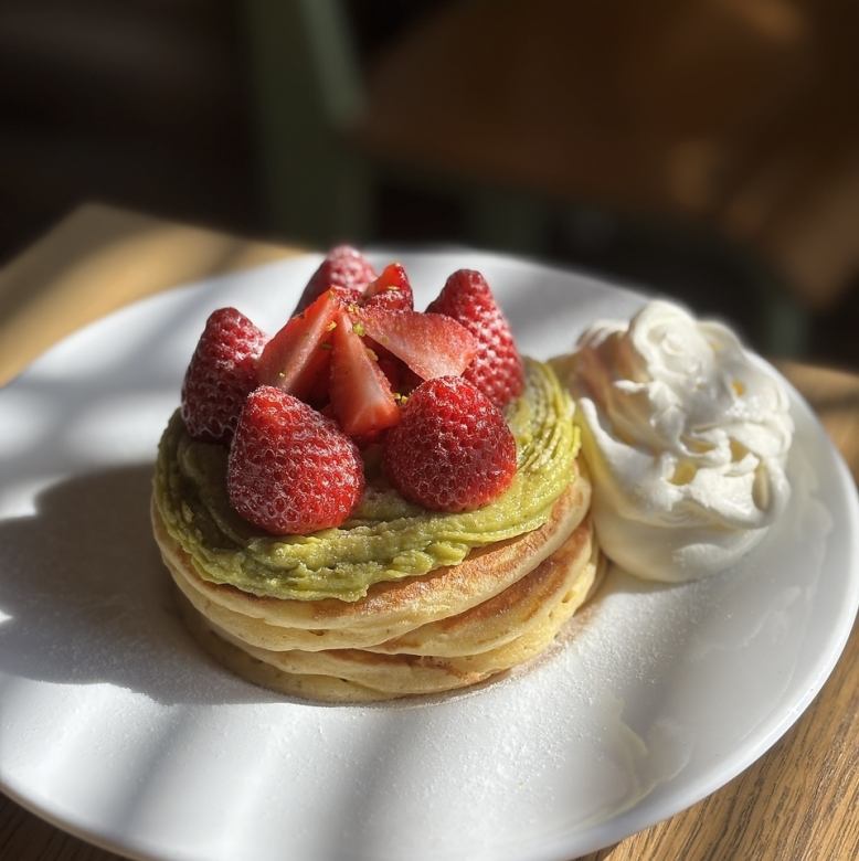 濃厚ピスタチオクリームと完熟イチゴのパンケーキ