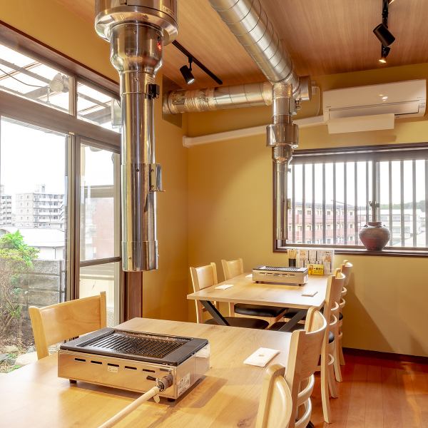 Although paper aprons are not provided, each table is equipped with a smoke exhaust duct and the air is constantly exchanged, so you can eat without worrying about smoke or smells.Please come for a variety of occasions such as solo yakiniku, dates, banquets, etc.