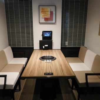 It is a table seat (6 seats) in a semi-private room.The interior is fashionable, and although it is separated, there is a sense of openness and you can relax.