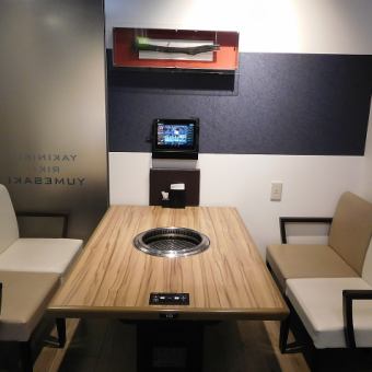 It is a semi-private room table seat (4 seats).The interior is fashionable, and although it is separated, there is a sense of openness and you can relax.