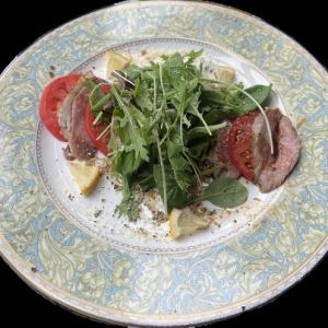鴨肉のローストとトマトのカルパッチョ