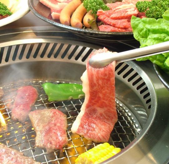 Directly managed by meat wholesalers, craftsmen cut carefully selected Wagyu beef [Daigo]