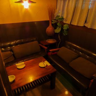 A popular sofa seat in a hideaway space.The fluffy cushion makes it extremely comfortable to sit on♪