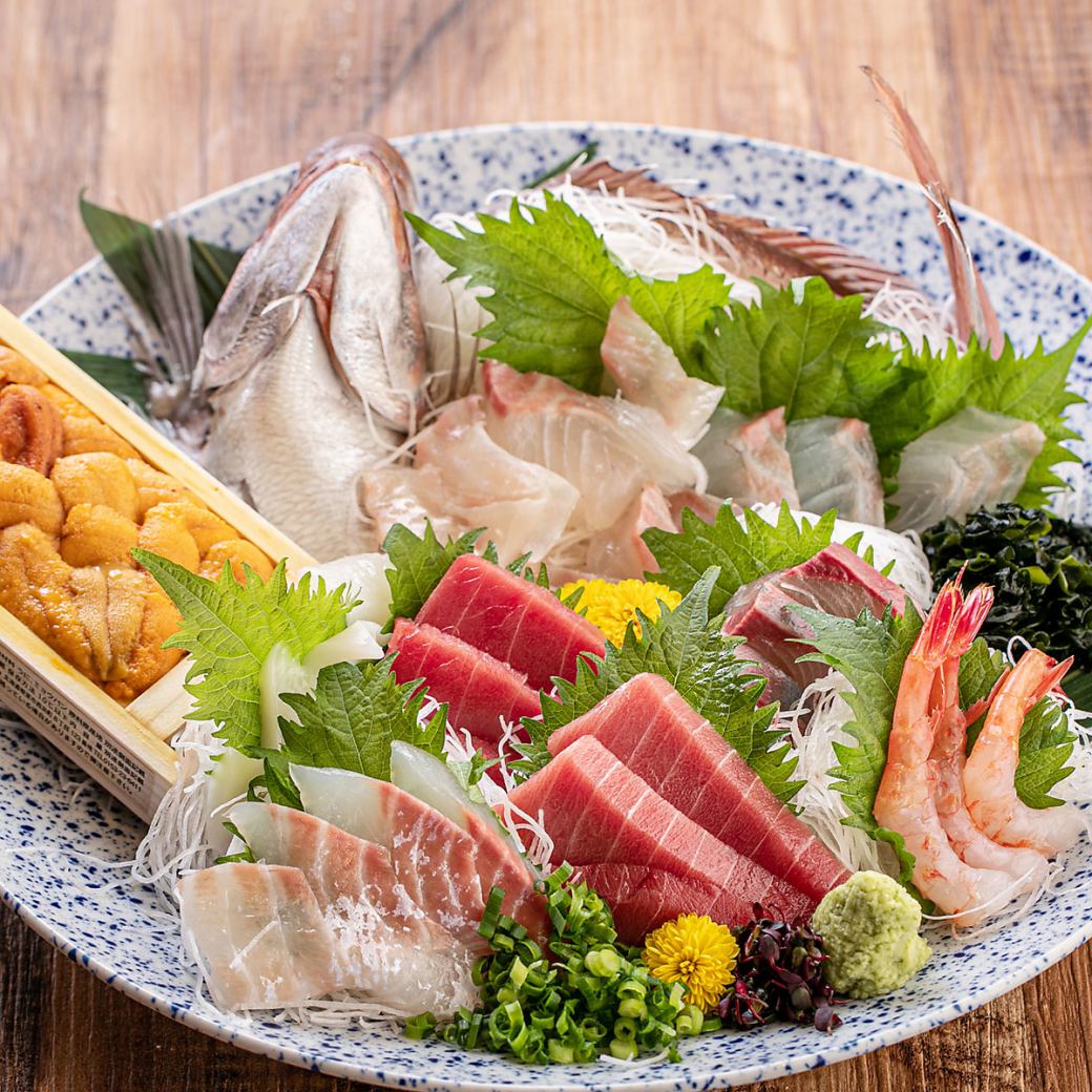We have freshly caught fish and a variety of special dishes that go well with sake.