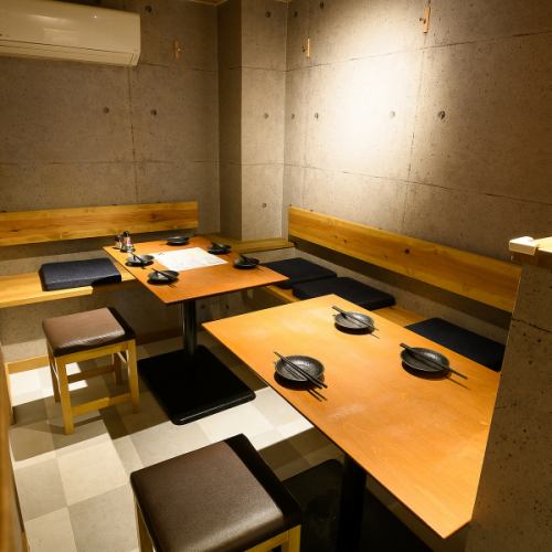 <p>【宴会、飲み会向けの半個室】宴会向けに半個室のテーブル席をご用意！プライベートな空間で、会社終わりの飲み会や宴会にもピッタリです！お気軽にお問合せください！</p>