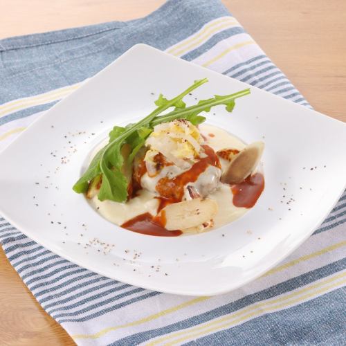 ハンバーグステーキ　濃厚なチーズソースに包まれて