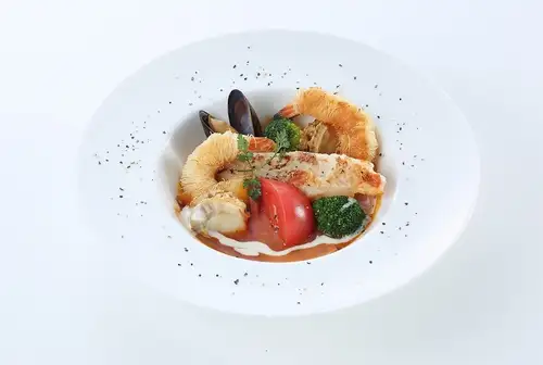 舌平目のブレゼ イセエビソースとトマトソース