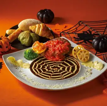 ハロウィン仕立てのハンバーグステーキ　黒デミソースとトマトソース（パン食べ放題付き）