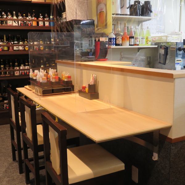 The counter seats are very popular among regulars.It's a comfortable space for quick drinks or dates.