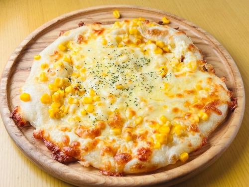 Mayo pizza with lots of corn