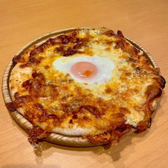 ベーコンと半熟卵のデミグラスピザ