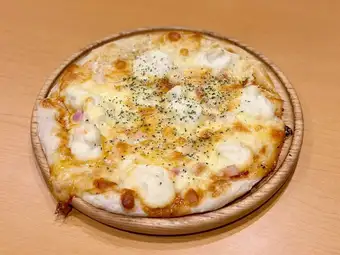 ベーコンとポテサラの照りマヨピザ