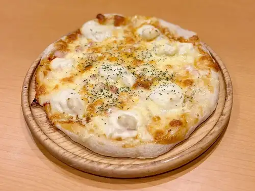 ベーコンとポテサラの焼肉マヨピザ
