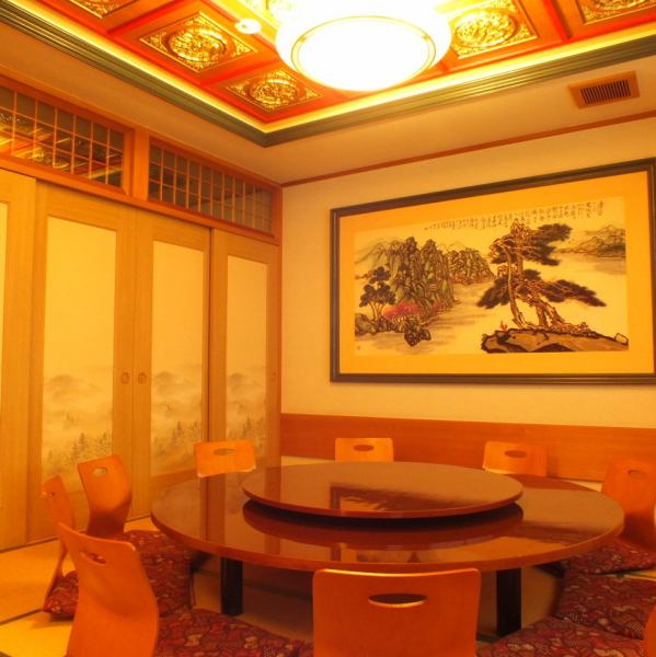 迫力のある中国王宮の雰囲気を醸し出す個室。2名様～10名様迄のご案内可能です。接待や会食にもおすすめのお席です。