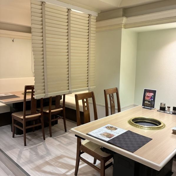 【2F】清潔感あふれる明るい店内には、ブラインドで仕切れる広々としたテーブル席を完備。隣を気にせずリラックスできる、落ち着いた空間で、小さなお子様連れでも安心してゆっくりお食事をお楽しみいただけます。