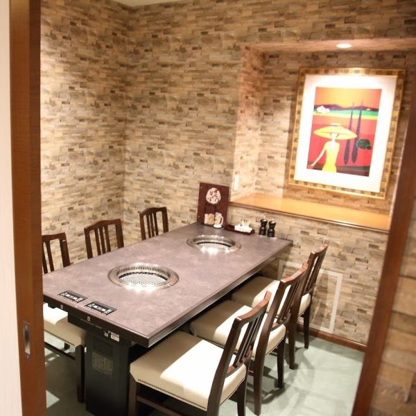 【3F】完全個室のプライベート空間です。2名~22名まで収容可能。周りを気にせず過ごせる上質な完全個室。少人数での特別なひとときから、大人数での一体感あるご宴会まで、多彩なシーンを彩ります。デート、記念日、接待、宴会など各種承れます!