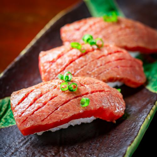 【야키니쿠 가게가 만드는 진정한 고기 초밥!】 대인기의 고기 초밥을 1,080 엔으로 제공!