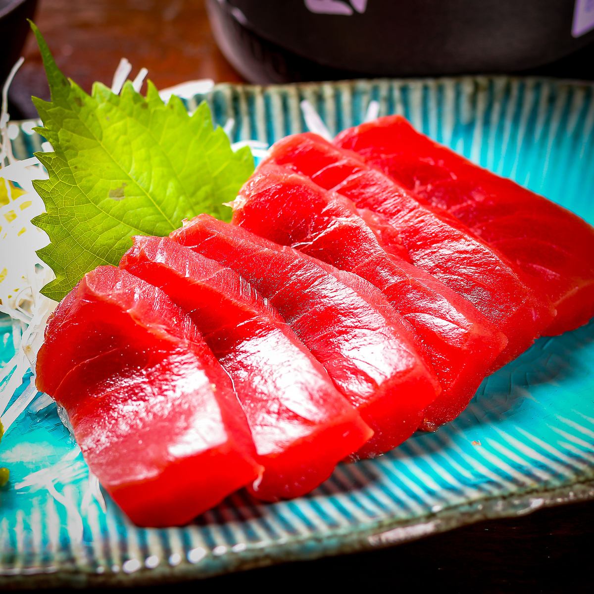 Just a minute's walk from Minamihiragishi Station! Please come and try our super fresh bluefin tuna sashimi!