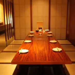 6名様～最大10名様までの利用可能な宴会個室を完備しております。お座敷タイプの個室は、会社同僚の宴会や接待での人気が高く、足を延ばしてゆったりくつろげると好評です。しゃぶしゃぶ等は、スタッフが極力、取り分けのお手伝いさせていただきます。出来る限り料理長、もしくは、熟知したスタッフが丁寧に接客します。