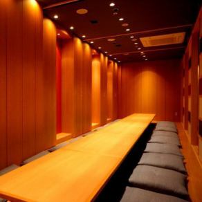 扉を引き払って、大きな広間とすれば、20名から30名様の大きな宴会の需要も対応可能です。男女の語らいにぴったりの暖かみのある照明がおしゃべりにくつろぎと特別な空間を演出致します。男性陣も女性陣にもご満足いただける個室になっておりますので、ぜひご利用ください。