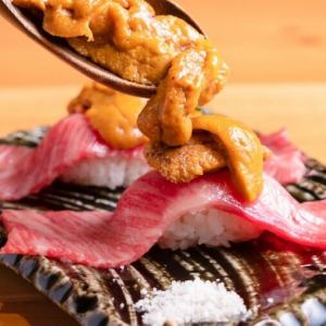 贅沢三昧！国産牛のウニのせ肉寿司（3貫）