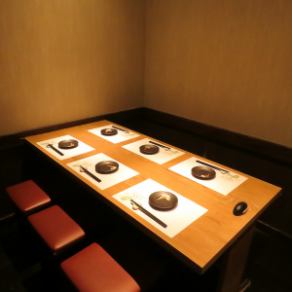 ゆったりとくつろげるテーブル個室空間は、接待などのビジネスシーンはもちろん、デートや少人数の宴会にもご利用いただけます。週末は、家族連れで温かいひとときを満喫。カップルや女子会でも気軽に入れるような安心感があります。落ち着いてゆっくりと厳選したドリンクと料理をお楽しみください。