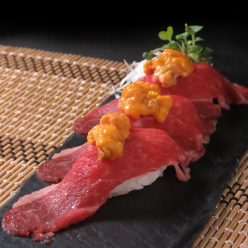 和牛肉寿司ウニのせ(三貫)