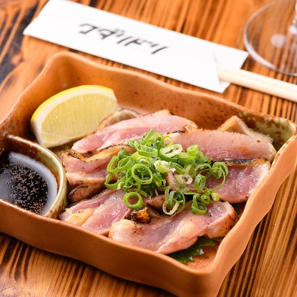 [You won't be able to resist the overflowing natural flavor and texture of the chicken! The alcohol will go on and you'll be addicted!] Seared thigh 850 yen (tax included)