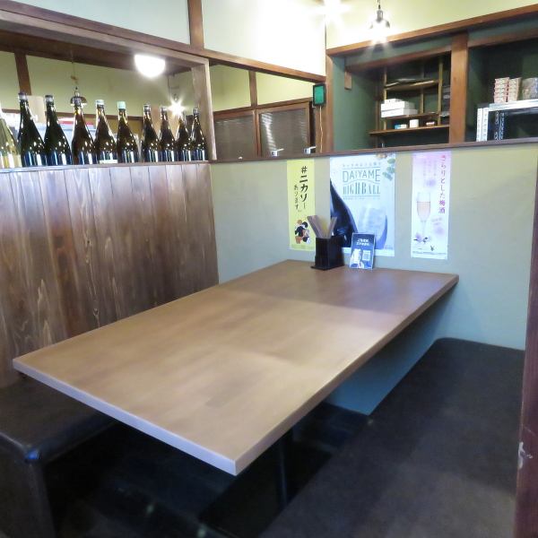 4名テーブル×2席と6名テーブル×1席をご用意しています◎広々としたレイアウトで、ストレスなく食事が楽しめる空間★宴会にもぴったりな環境で、深夜まで営業しているため仲間との時間をしっかり過ごせるのも嬉しいポイント!ドリンクも豊富で、宴会を華やかに彩ります♪駅チカという立地の良さも魅力的です☆