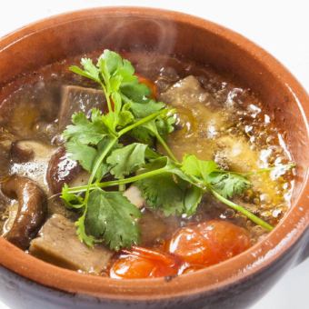 牛タンのアヒージョ（バケット付き）