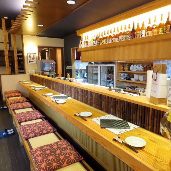 お一人様でもお気軽にご利用いただけるカウンター席もご用意。お仕事帰りのサク飲みなど、その日の気分でフラッと気軽にお立ち寄りください！お仲間とのサシ飲みも◎広々とした落ち着いた空間で、新鮮なお刺身や馬刺しなど自慢の料理をたっぷり堪能☆料理に合うお酒もご用意しておりますので、一緒にお召し上がりください♪