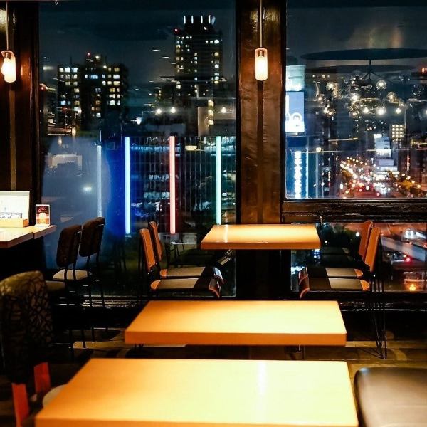 大きな窓から眺める天満橋の夜景は、特別感を演出！記念日ディナーやデートなどのご利用に最適◎お洒落でスタイリッシュな店内で味わう美味しい料理が、ロマンチックな雰囲気をさらに盛り上げます。最高のロケーションで味わえる美味しいお食事で、大切な人を笑顔を届けましょう。