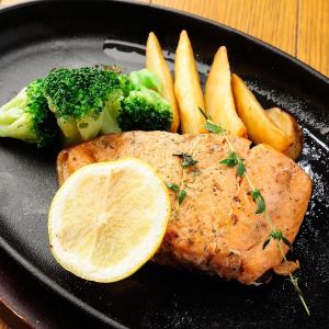 Refreshing Grilled Salmon with Lemon