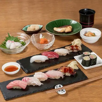 【寿司8,000円コース】厳選ネタの寿司9貫・刺身・小丼・巻物などを堪能できる満足プラン