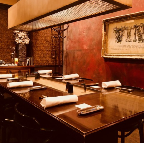 【完全個室】2～4名様でご利用いただける個室をご用意しております。大切なご友人とのお食事や接待の際には、こちらでプライベートな時間をお過ごしください。また、接待・会食、スペシャルな食事会に最適なVIPルームは、5～8名でご利用可能です。厳選した料理とワインのマリアージュを、どうぞ皆様でご満喫ください。