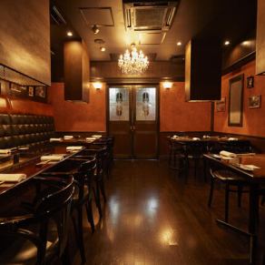 使い勝手の良い4名様用のテーブル席が4卓ございます。少人数でのご利用や、気軽な会食など、様々なシーンに対応可能です。隣席との間隔も確保されており、落ち着いてお食事をお楽しみいただけます。