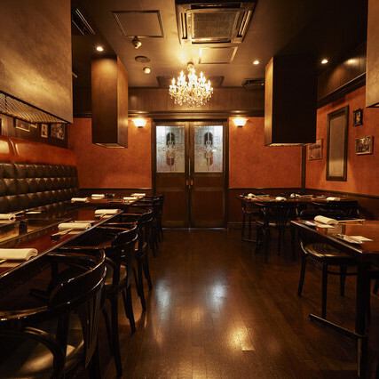 使い勝手の良い4名様用のテーブル席が4卓ございます。少人数でのご利用や、気軽な会食など、様々なシーンに対応可能です。隣席との間隔も確保されており、落ち着いてお食事をお楽しみいただけます。