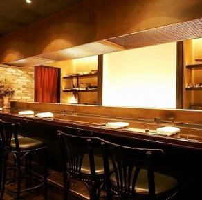 料理人の技を間近でご覧いただけるカウンター席です。目の前で調理される様子や、食材が焼ける音、香りを五感で感じながら、ライブ感あふれるお食事をお楽しみいただけます。