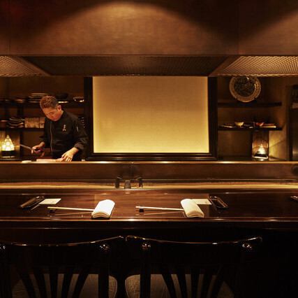 料理の香りが漂う特等席で、シェフとの会話を楽しみながら食事をご堪能ください。お一人様でも気兼ねなく、じっくりと料理を味わいたい時におすすめです。洗練された空間で、心ゆくまでお食事をお楽しみください。