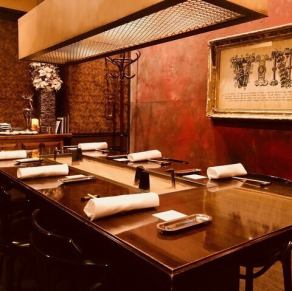 ご接待やご会食など、大切なビジネスシーンでのご利用に最適な完全個室です。周囲を気にすることなく、上質な料理と会話に集中できるプライベートな空間で、心に残るひとときをお過ごしいただけます。