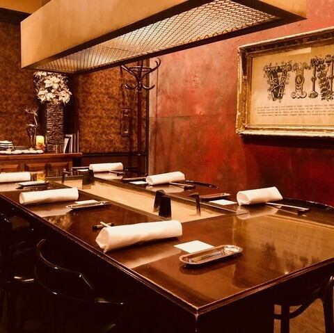 ご接待やご会食など、大切なビジネスシーンでのご利用に最適な完全個室です。周囲を気にすることなく、上質な料理と会話に集中できるプライベートな空間で、心に残るひとときをお過ごしいただけます。