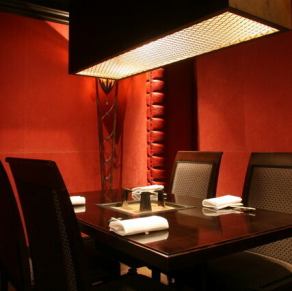 記念日や誕生日、デートなど、特別な方との大切な時間を過ごすのに最適な完全個室です。落ち着いた雰囲気の中で、ゆったりと流れる時間を感じながら、お二人だけの特別なディナーをご堪能ください。